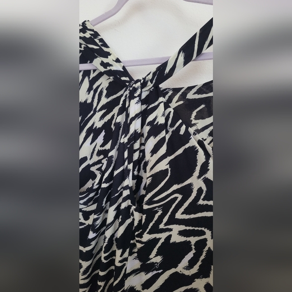 Chic Black and White Abstract Print Dress - Picture 5 of 16